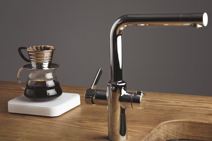 imgi_50_drip-japanese-coffee-maker-simple-white-weights-silver-tap-cafe-shop-thick-wooden-table_346278-501